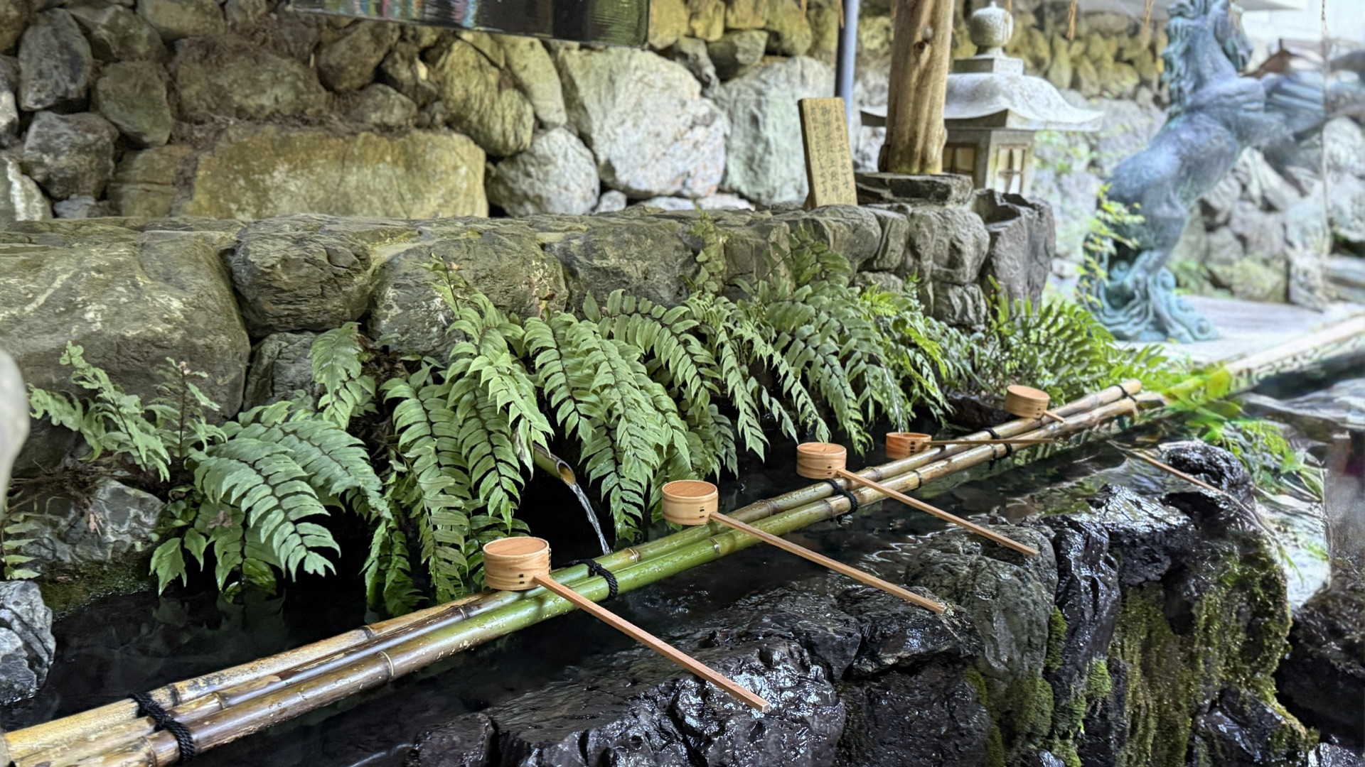 貴船神社本殿，木造社殿前掛滿繪馬與短冊，周圍是茂密山林