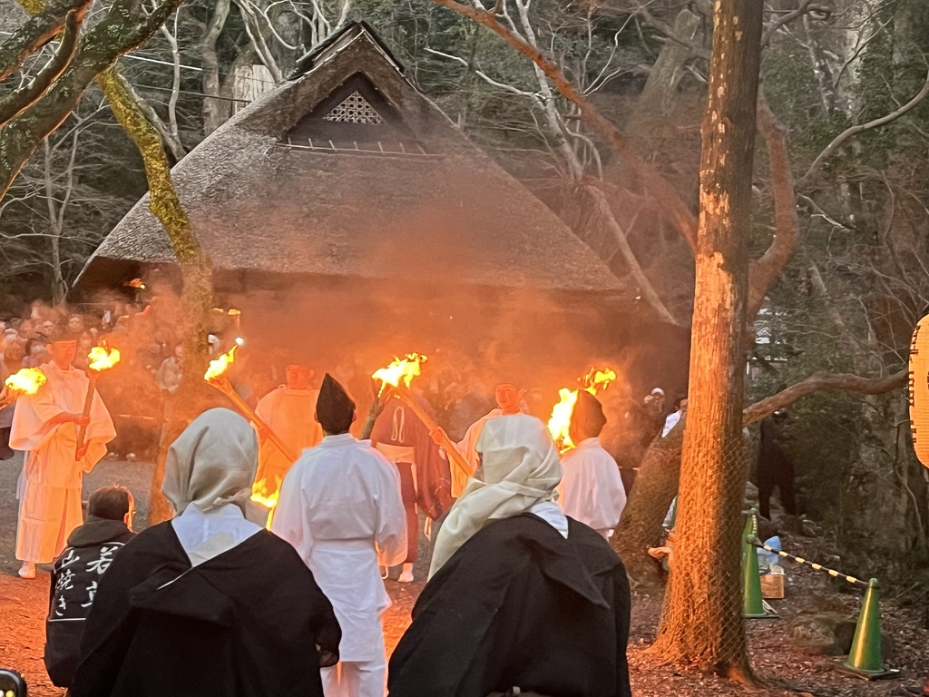 若草山燒山祭，整片山坡火線延伸，山腳觀眾手機燈點點